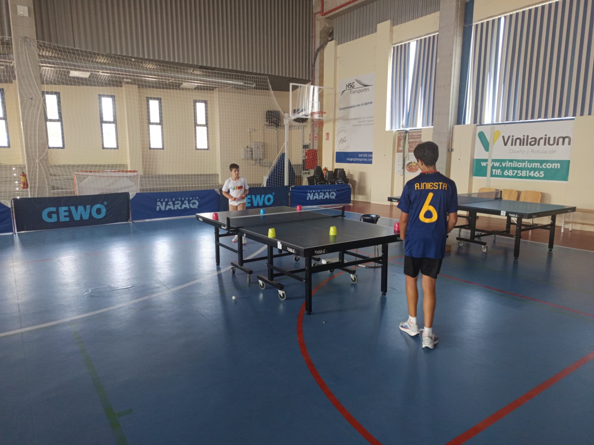 Entrenamiento de precisión con vasos sobre la mesa