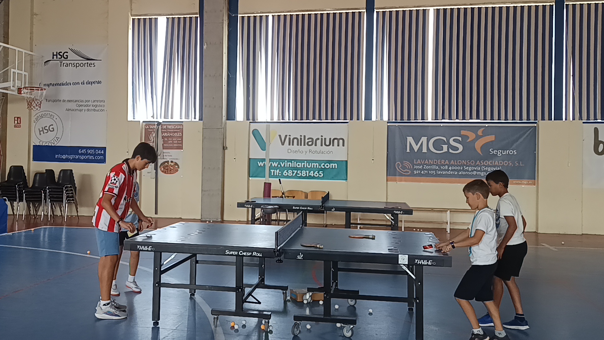 Partidas de tenis de mesa entre los participantes
