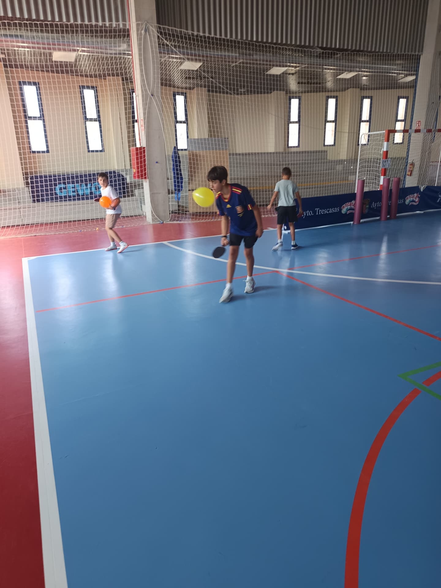 Reto con globos en el pabellón durante Brawl Pong