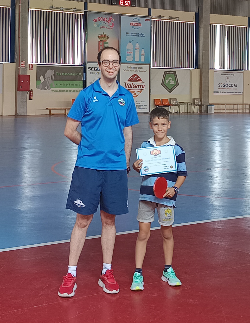 Entrega de diploma a un participante del campamento