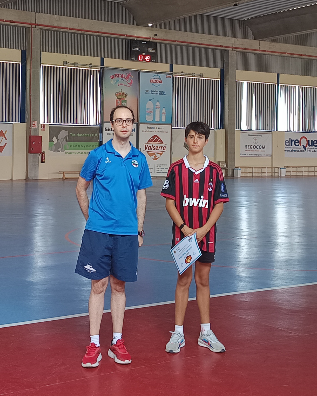 Entrega de diploma a un participante del campamento