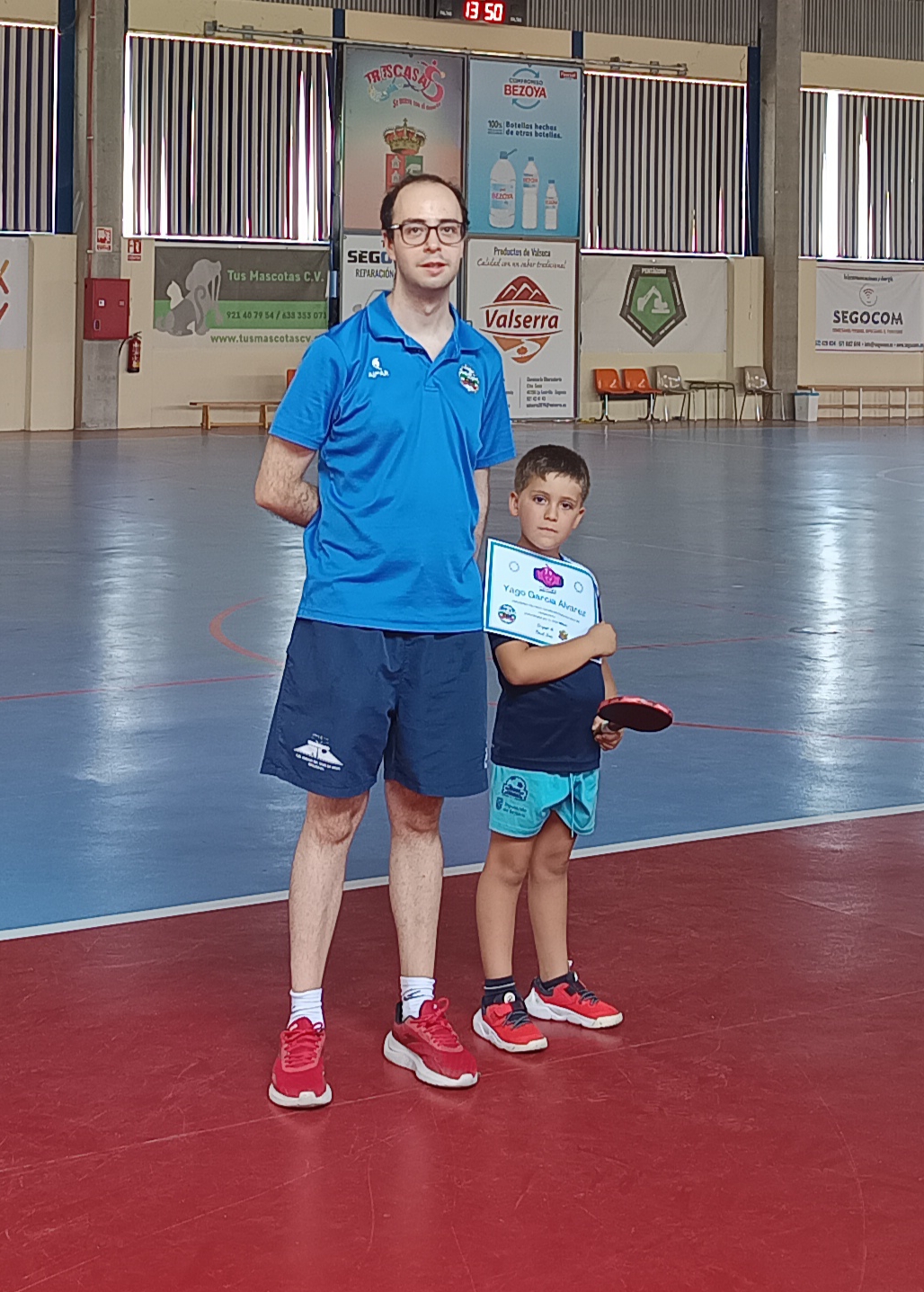 Entrega de diploma a un participante del campamento