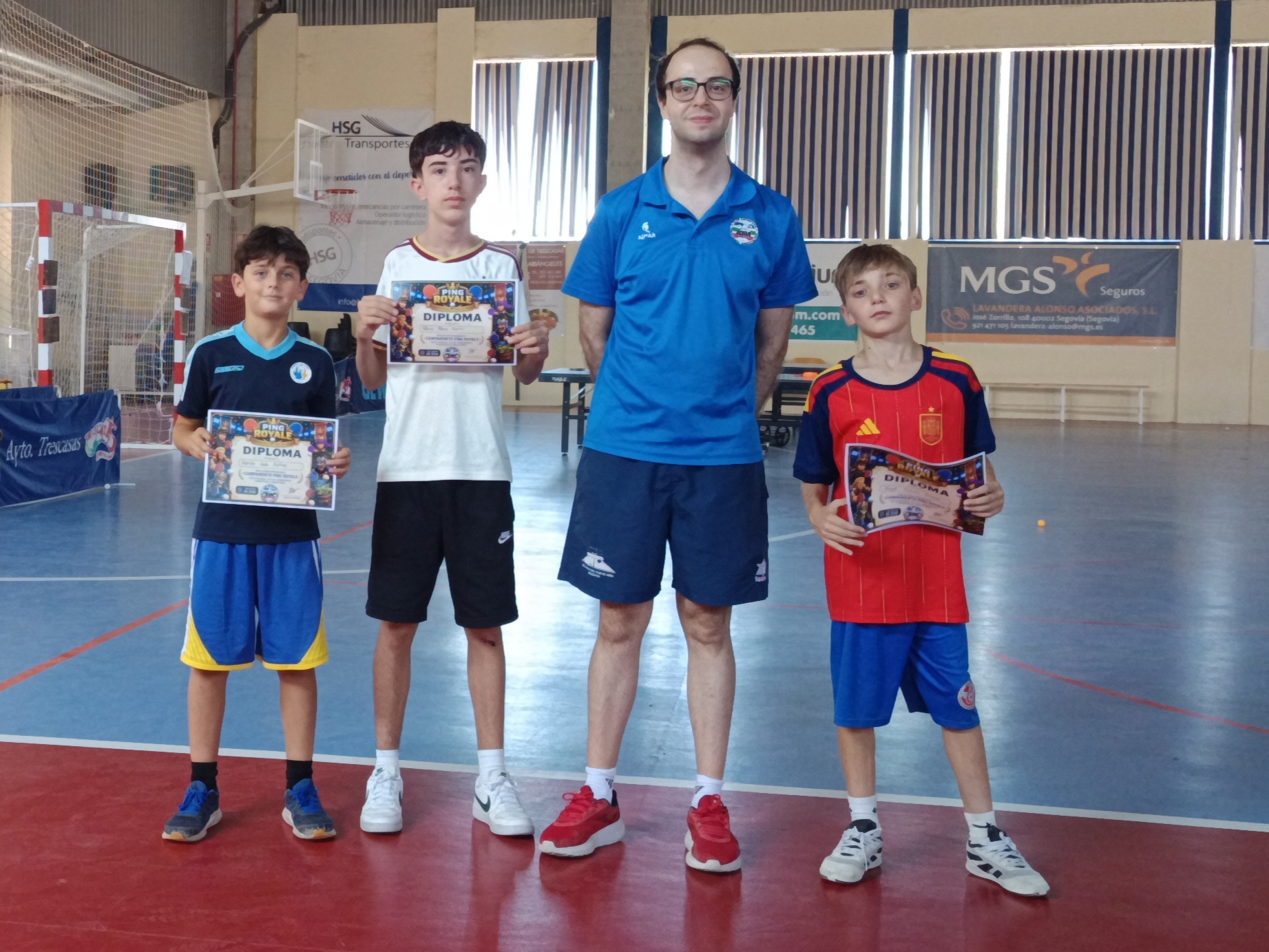 Entrega de diplomas Ping Royale a los participantes del campamento